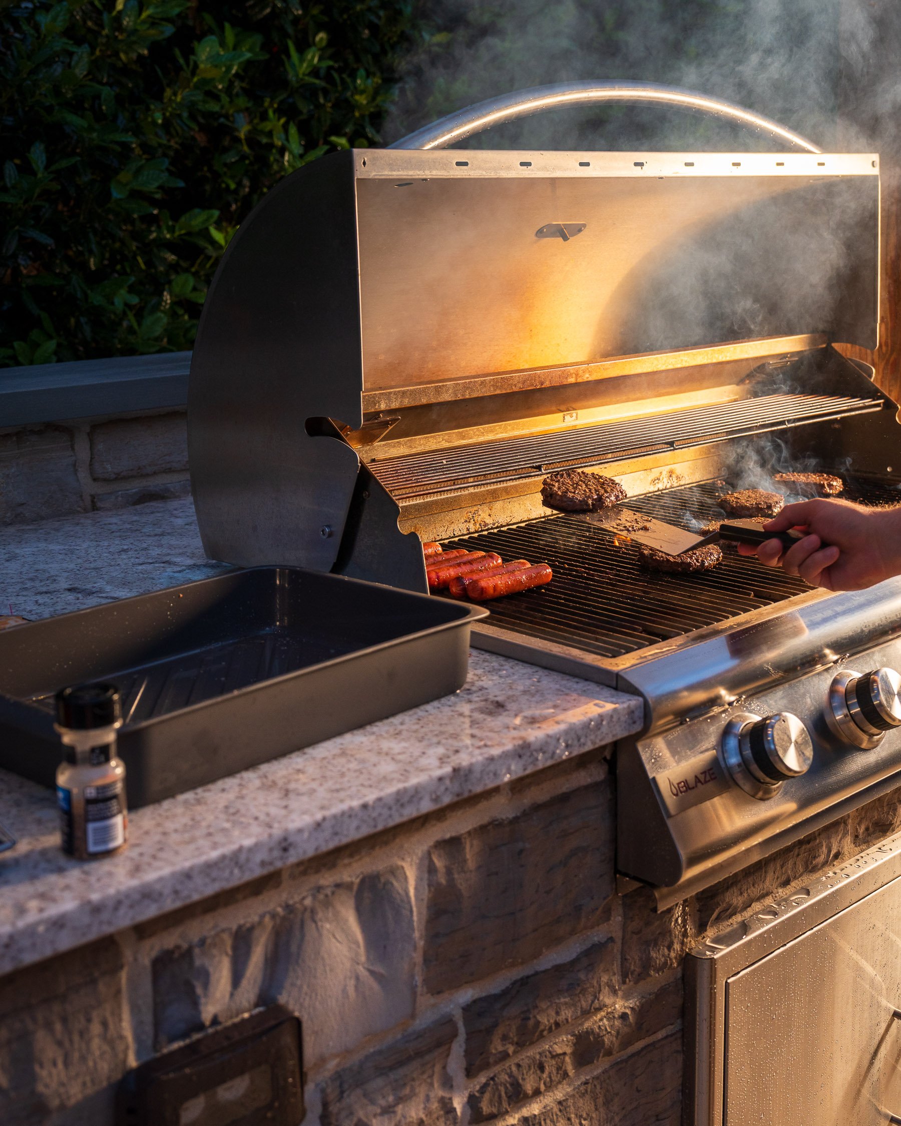 customer grilling party outdoor kitchen vert