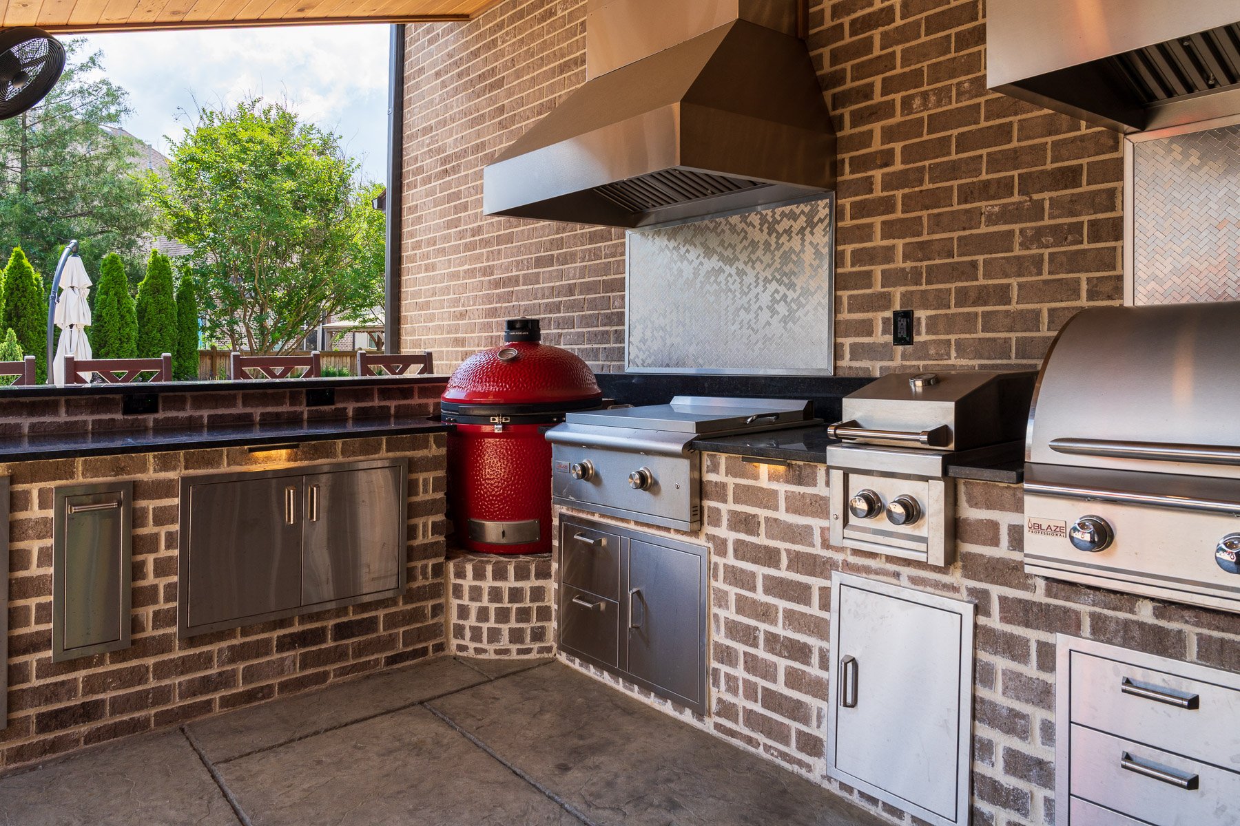 outdoor kitchen green egg grill flat top counter brick