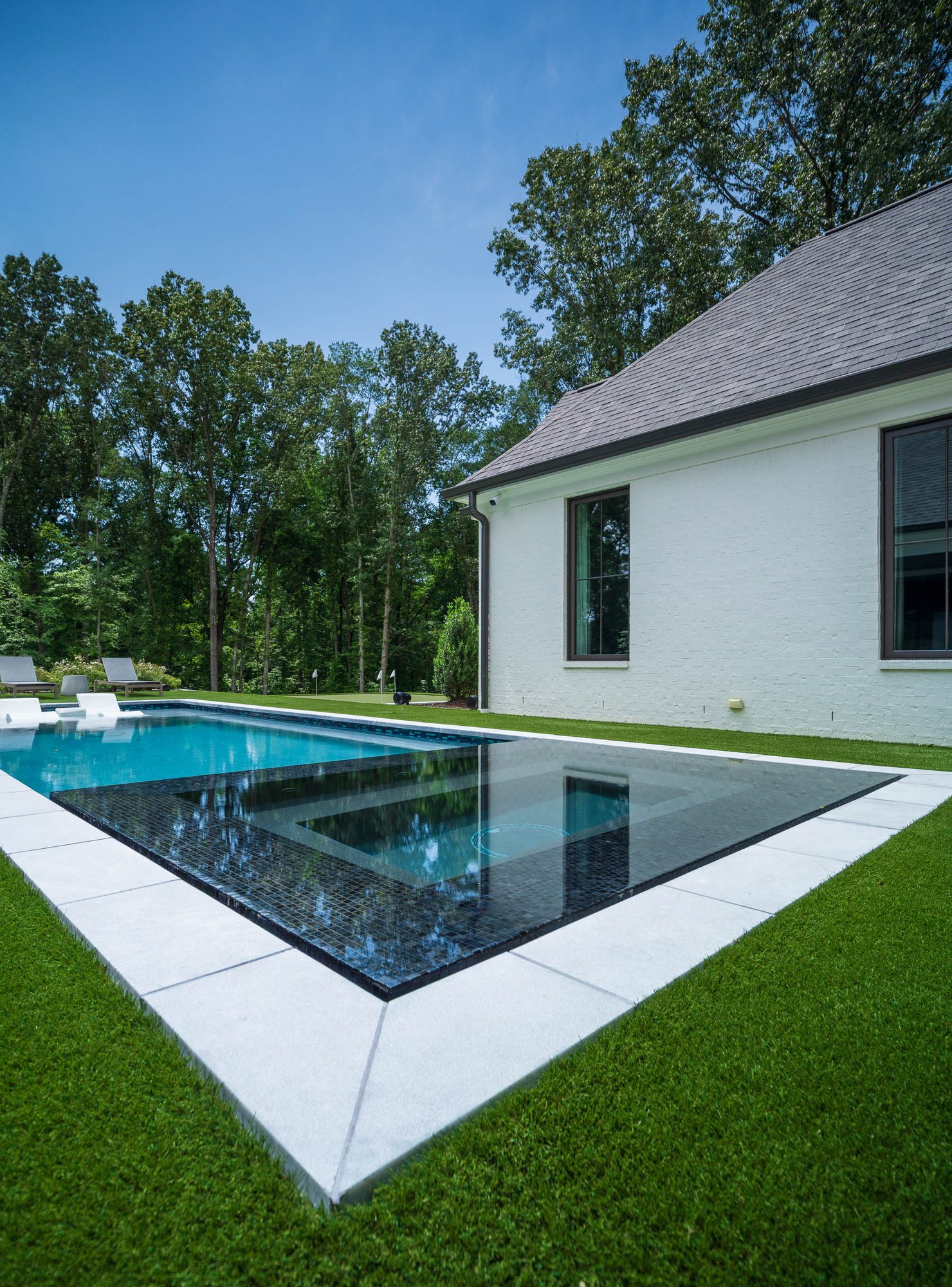 pool lawn home courtyard spa vert